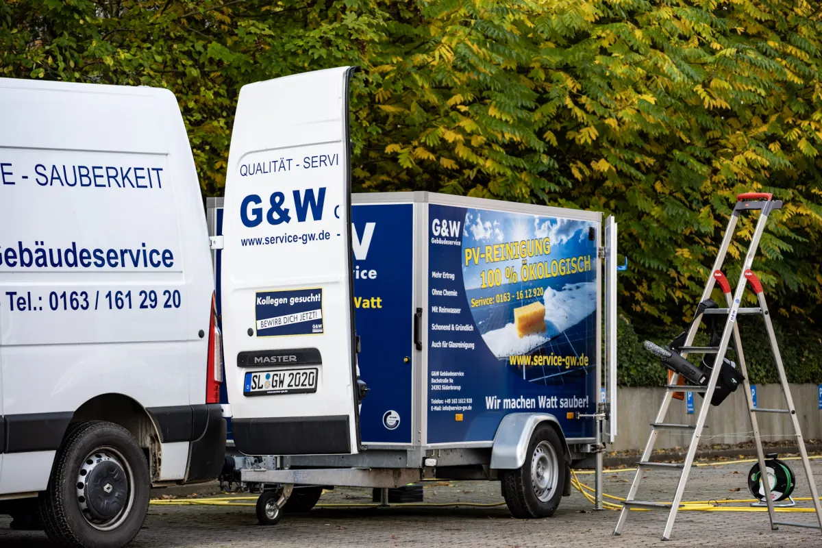 Ein G&W-Transporter mit Anhänger, auf der Hecktür der Aufkleber Kollegen gesucht.